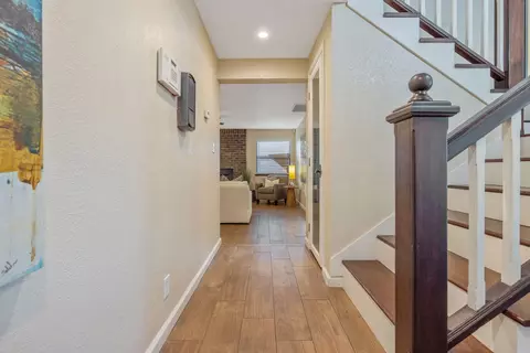 Entry Way - 2635 E Paradise Ave, Visalia, CA 93292 photo 4 of 10