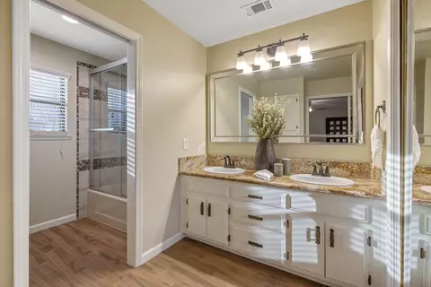 Bath - 2635 E Paradise Ave, Visalia, CA 93292 photo 4 of 5