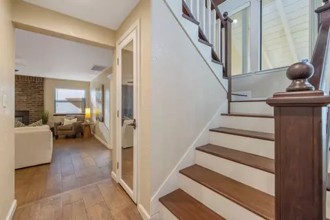 Entry Way - 2635 E Paradise Ave, Visalia, CA 93292 photo 6 of 10