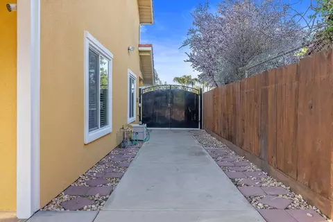 Exterior - 2635 E Paradise Ave, Visalia, CA 93292 photo 14 of 23