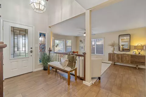 Entry Way - 2635 E Paradise Ave, Visalia, CA 93292 photo 2 of 10