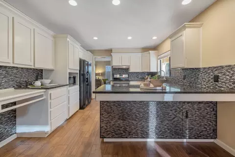 Kitchen - 2635 E Paradise Ave, Visalia, CA 93292 photo 2 of 4