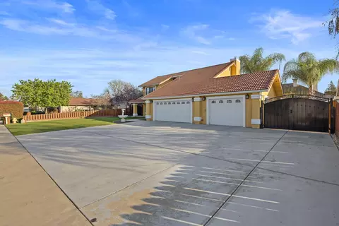 Exterior - 2635 E Paradise Ave, Visalia, CA 93292 photo 2 of 23
