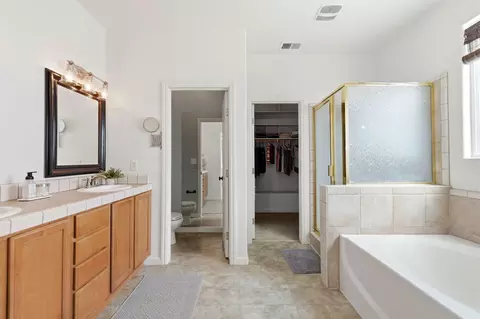 Bath - 3947 E Cambridge Ave, Visalia, CA 93292 photo 2 of 7
