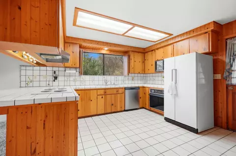 Kitchen - 40673 Old Three Rivers Rd #3, Three Rivers, CA 93271 photo 2 of 5