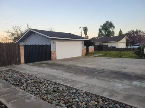 Exterior - 2445 S Memory St, Visalia, CA 93277 photo 4 of 8