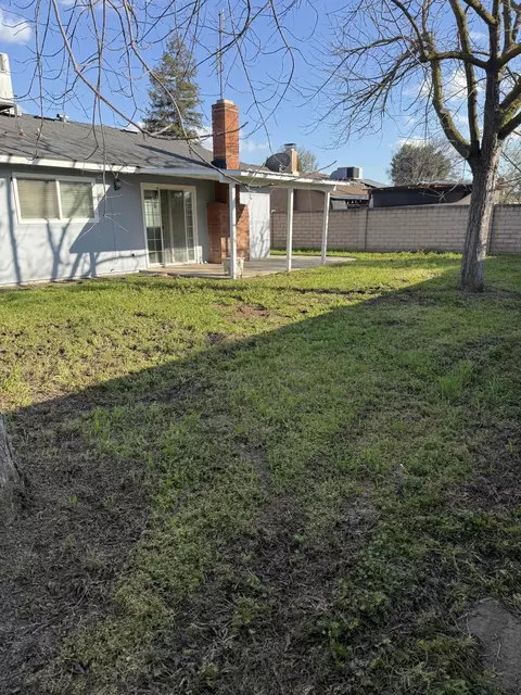 Exterior - 2445 S Memory St, Visalia, CA 93277 photo 5 of 8