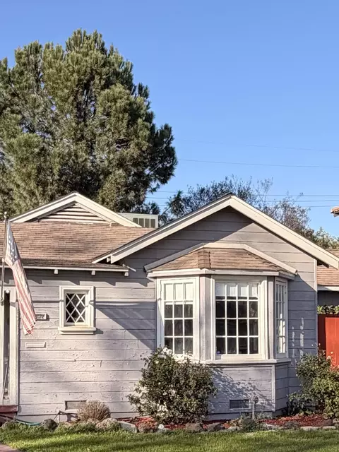 1072 E Sycamore Ave E, Tulare, CA 93274