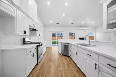 Entry Way - 467 Atwood Ave, Exeter, CA 93221 photo 1 of 2