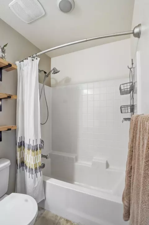 Bath - 3709 E Cypress Ave, Visalia, CA 93292 photo 3 of 6