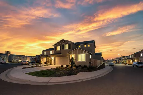 2207 S Crumal St, Visalia, CA 93292