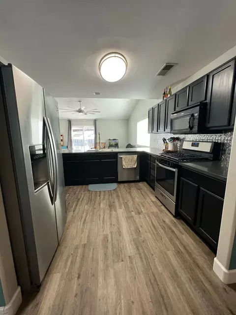 Kitchen - 4333 E Vista Ave, Visalia, CA 93292 photo 1 of 2