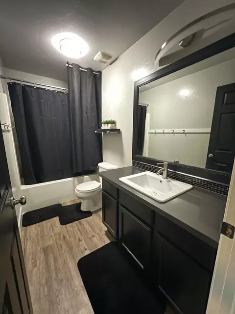 Bath - 4333 E Vista Ave, Visalia, CA 93292 photo 1 of 2