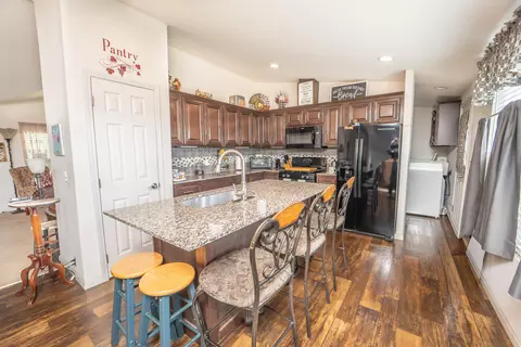 Kitchen - 25744 Road 188, Exeter, CA 93221 photo 4 of 6