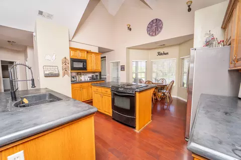 Kitchen - 25744 Road 188, Exeter, CA 93221 photo 3 of 6