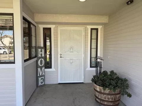 Entry Way - 315 E Washington Ave, Tulare, CA 93274 photo 1 of 4