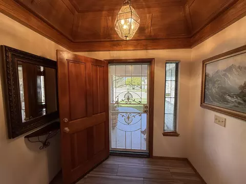 Entry Way - 315 E Washington Ave, Tulare, CA 93274 photo 3 of 4