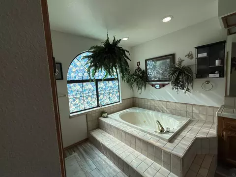 Bath - 315 E Washington Ave, Tulare, CA 93274 photo 4 of 5