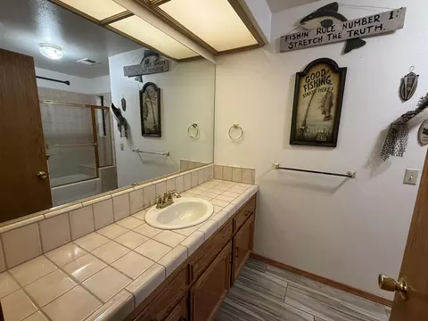 Bath - 315 E Washington Ave, Tulare, CA 93274 photo 2 of 5