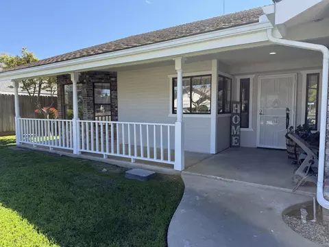 Exterior - 315 E Washington Ave, Tulare, CA 93274 photo 3 of 11