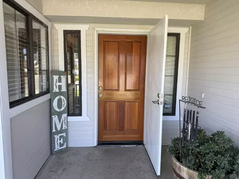 Entry Way - 315 E Washington Ave, Tulare, CA 93274 photo 2 of 4