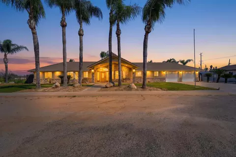 2702 E Goshen Ave, Visalia, CA 93292