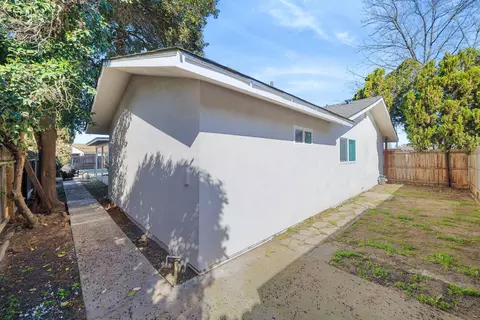 Exterior - 123 E Berkeley Ave, Tulare, CA 93274 photo 6 of 7