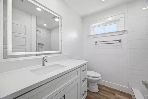 Bath - 123 E Berkeley Ave, Tulare, CA 93274 photo 2 of 3