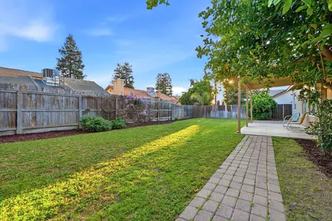 Exterior - 3917 E Stapp Ct, Visalia, CA 93292 photo 8 of 9