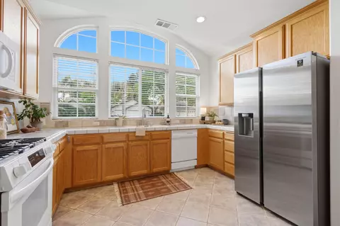 Kitchen - 3917 E Stapp Ct, Visalia, CA 93292 photo 2 of 4