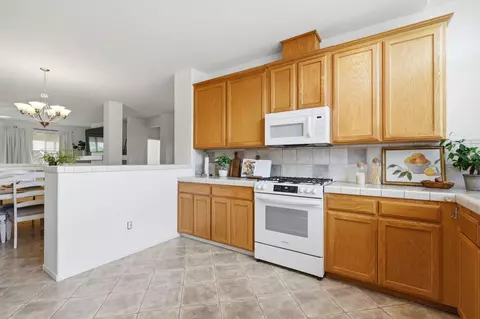 Kitchen - 3917 E Stapp Ct, Visalia, CA 93292 photo 4 of 4