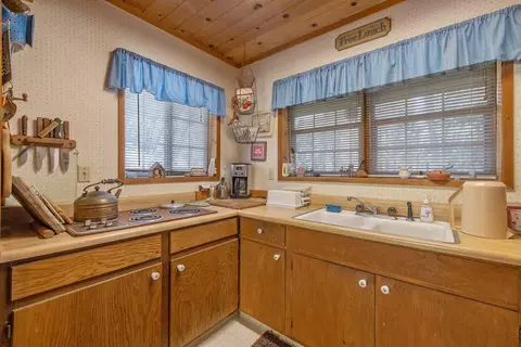 Kitchen - 48675 Todd Eymann Rd, Miramonte, CA 93641 photo 5 of 6