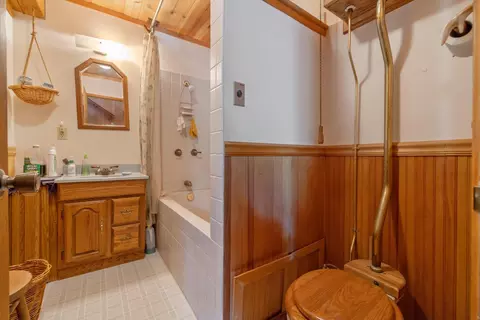 Bath - 48675 Todd Eymann Rd, Miramonte, CA 93641 photo 3 of 4