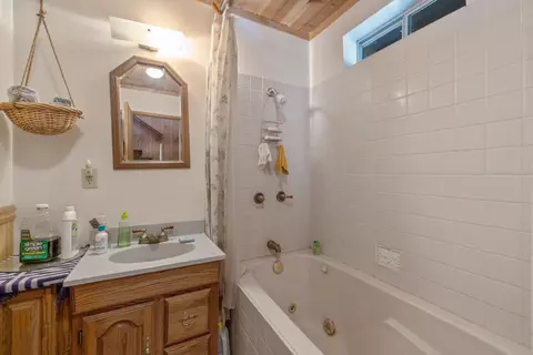 Bath - 48675 Todd Eymann Rd, Miramonte, CA 93641 photo 2 of 4