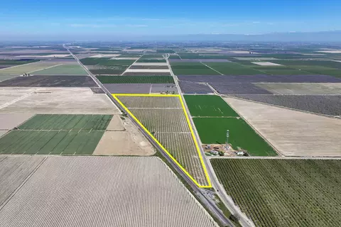 91 E Harlan Ave, Laton, CA 93242