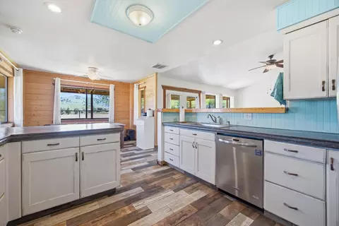 Kitchen - 31393 Dahlem Dr, Exeter, CA 93221 photo 3 of 5