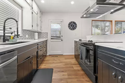 Kitchen - 43157 Redstone Ln, Three Rivers, CA 93271 photo 2 of 3