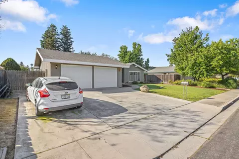 2125 Holt Ave, Sanger, CA 93657