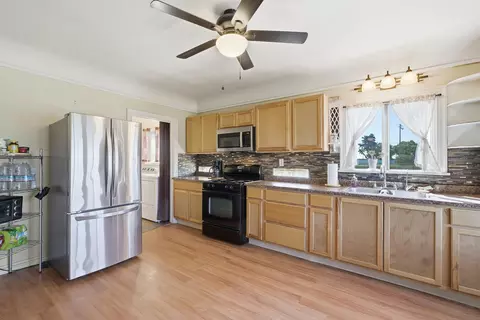 Kitchen - 2120 S Kaweah Ave, Exeter, CA 93221 photo 3 of 5