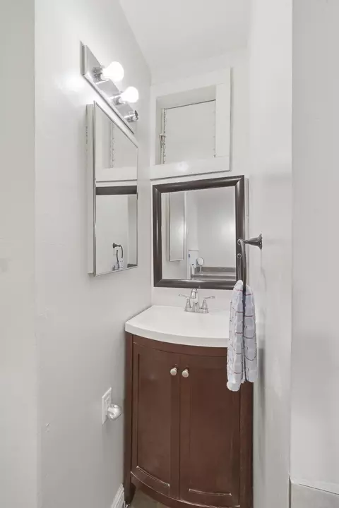 Bath - 2120 S Kaweah Ave, Exeter, CA 93221 photo 1 of 2