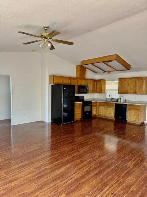 Kitchen - 525 Cosart, Exeter, CA 93221 photo 2 of 2