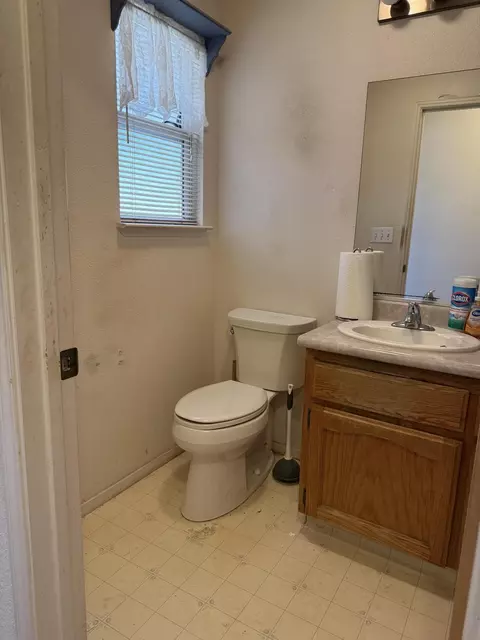 Bath - 525 Cosart, Exeter, CA 93221 photo 1 of 4