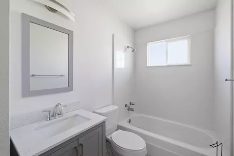 Bath - 285 E Jayne Ave, Tipton, CA 93272 photo 1 of 2