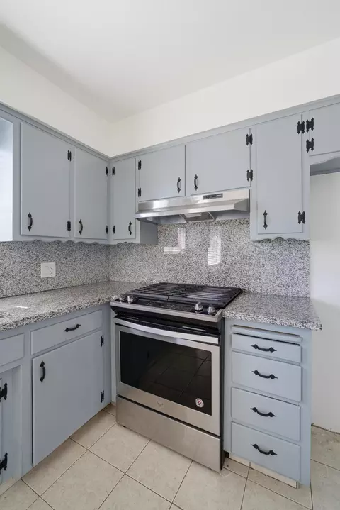 Kitchen - 285 E Jayne Ave, Tipton, CA 93272 photo 5 of 6