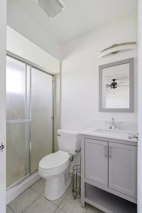 Bath - 285 E Jayne Ave, Tipton, CA 93272 photo 2 of 2