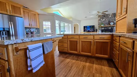 Kitchen - 41299 E Mynatt Dr, Three Rivers, CA 93271 photo 11 of 12