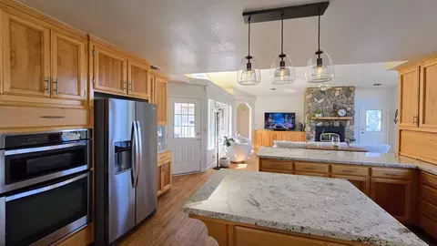 Kitchen - 41299 E Mynatt Dr, Three Rivers, CA 93271 photo 5 of 12