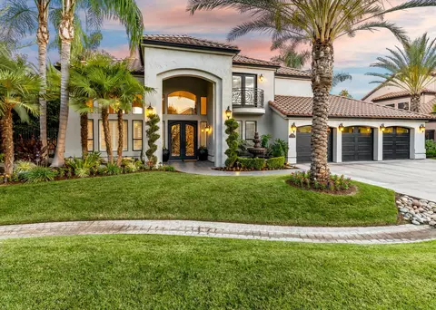 5721 W Prospect Dr, Visalia, CA 93291