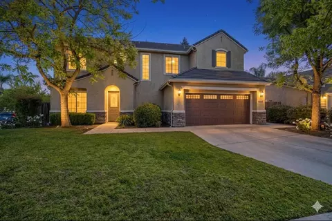 1242 N Julieann St, Visalia, CA 93291