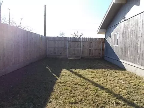 Exterior - 11557 4th Pl, Hanford, CA 93230 photo 2 of 2